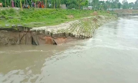 তীরসংরক্ষণ বাঁধে ধস, হুমকির মুখে যমুনা তীরবর্তী অঞ্চল