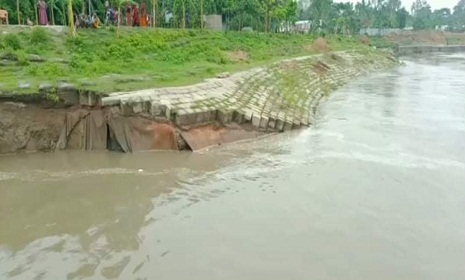 তীরসংরক্ষণ বাঁধে ধস, হুমকির মুখে যমুনা তীরবর্তী অঞ্চল   