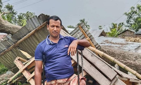 কালবৈশাখী ঝড়ে ভেঙ্গে গেল প্রতিবন্ধী গোলাম রসুলের শেষ সম্বল