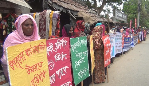 সাতক্ষীরায় টেকসই বেড়িবাঁধ নির্মাণের দাবিতে মানববন্ধন