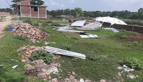 অন্যের ঘরবাড়ি ভাঙচুর করে জমি জবরদখলের চেষ্টা!