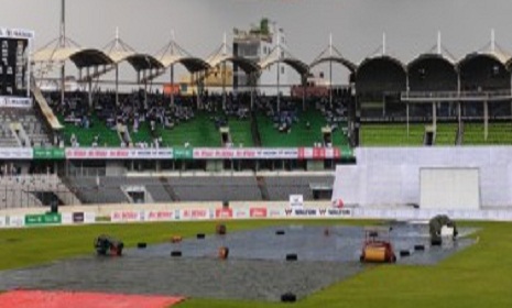 রাজধানীতে ঝুম বৃষ্টি, বন্ধ খেলা