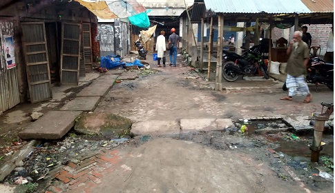 রাণীনগরের কেন্দ্রীয় কালীবাড়ি হাটে রাজস্ব বাড়লেও উন্নয়নের ছোঁয়া লাগেনি