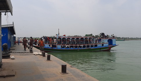 পদ্মায় গত ২৪ ঘন্টায় ৮ সেন্টিমিটার পানি বৃদ্ধি, দুর্ভোগে যাত্রী 