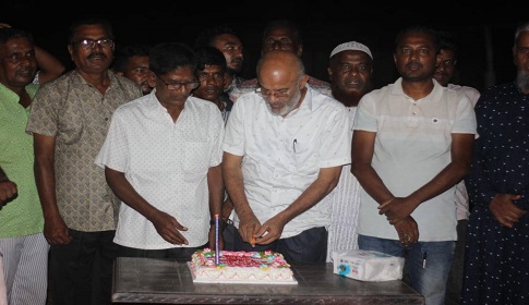 কেক কেটে প্রতিষ্ঠাবার্ষিকী উদযাপন করল সাঁড়া আ.লীগ
