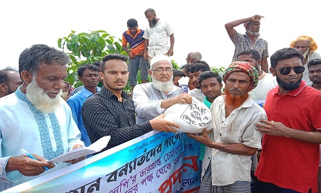 কেন্দুয়ায় বন্যাদুর্গতদের মাঝে ত্রাণ বিতরণ করলেন দুলাল চেয়ারম্যান