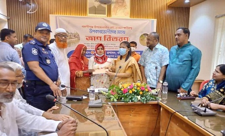 বকশিগঞ্জে জেলা প্রশাসকের ত্রাণসামগ্রী বিতরণ