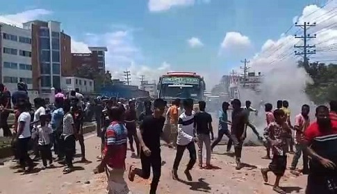 ‘না বুঝে’ রিকশা চালকদের উত্তাল আন্দোলন, সড়ক অবরোধ