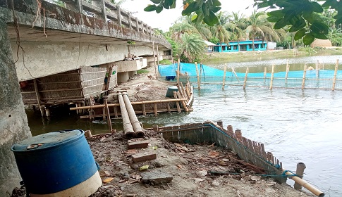 বাগেরহাটে পুনঃখনন করা হোজির নদীতে ৩টি বাঁধ দিয়ে ২০ নেতাকর্মীর মাছ চাষ