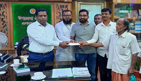 কেশবপুরে প্রাকৃতিক দুর্যোগে ক্ষতিগ্রস্তদের মাঝে আর্থিক সহায়তা
