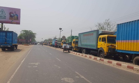 পদ্মায় তীব্র স্রোত, ব্যহত ফেরি চলাচল, যানবাহনের দীর্ঘ সারি