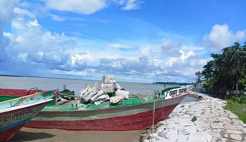 ইউপি চেয়ারম্যানের বাধায় বন্ধ হয়ে গেছে নদী ভাঙন রোধের কাজ!