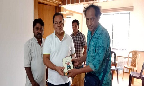 ফরিদপুর জেলা আ.লীগ সভাপতি ও শহর আওয়ামীলীগ যুগ্ম আহবায়ককে বই উপহার দিলেন কথা সাহিত্যিক পীযূষ সিকদার