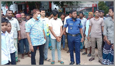 ছাত্রীকে উত্ত্যক্তের প্রতিবাদ করায় দপ্তরিকে ছুরিকাঘাত