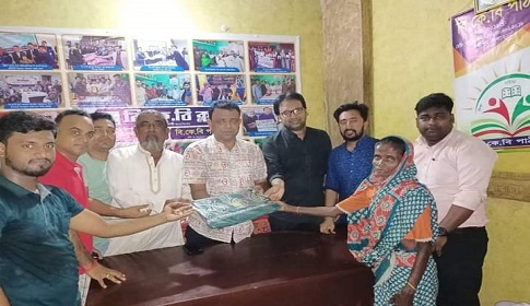 বিকেবি ক্লাবের উদ্যোগে সনাতন সম্প্রদায়ের মাঝে বস্ত্র বিতরণ