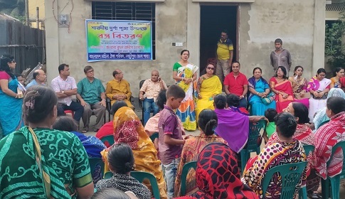 লক্ষ্মীপুরে দুর্গা পূজা উপলক্ষে মহিলা ঐক‍্য পরিষদের বস্ত্র বিতরণ