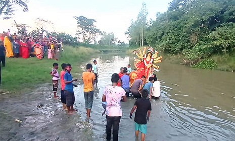 প্রতিমা বিসর্জনের মধ্যে দিয়ে শেষ হলো দুর্গোৎসব