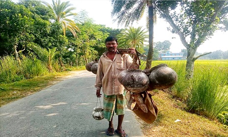 খেজুরের রস সংগ্রহ ও গুড় তৈরিতে ব্যস্ত ঈশ্বরদীর গাছিরা