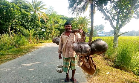 খেজুরের রস সংগ্রহ ও  গুড় তৈরিতে ব্যস্ত ঈশ্বরদীর গাছিরা