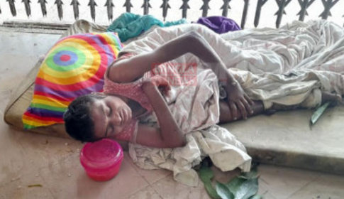 পচন ধরেছে রিনার পায়ে, বাসা বেঁধেছে পোকাও!