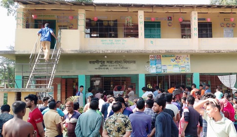 ছাত্রীদের যৌন হয়রানির অভিযোগে প্রাথমিক বিদ্যালয় ঘেরাও, প্রধান শিক্ষক-দপ্তরী আটক