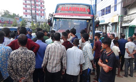 মৌলভীবাজারে বাসচাপায় মায়ের মৃত্যু, বেঁচে গেল মেয়ে