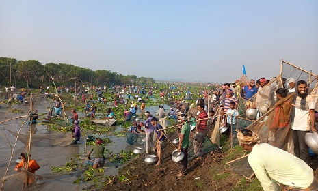 রহুল বিলে বাউত উৎসবে মানুষের ঢল