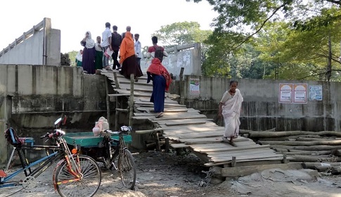 বরিশালে ৩ কোটি ৭৯ লাখ টাকার সেতুতে উঠতে হয় সিঁড়ি দিয়ে