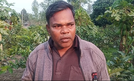 ক্ষুদ্র নৃ-গোষ্ঠীর শিরিল মুর্ম্মুর মিশ্র ফলের বাগান এখন অনেকের অনুপ্রেরণা