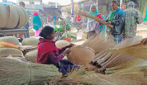 নওগাঁয় বাঁশের তৈরি কুটির শিল্পের হালচাল 