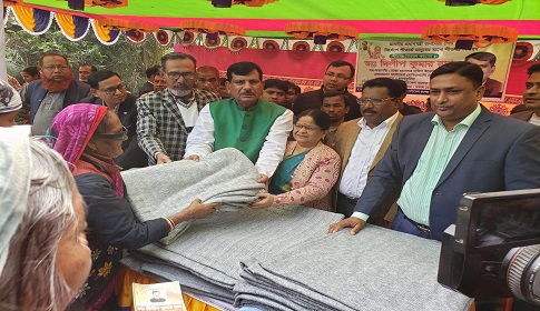 শেখ হাসিনার নির্দেশে শীতার্তদের পাশে দাঁড়ালেন ডা. দিলীপ রায়