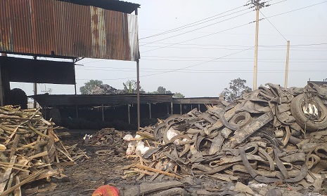 ভাকুট্টায় পরিবেশ দূষণ করেই চলছে টায়ার পোড়ানোর কারখানা