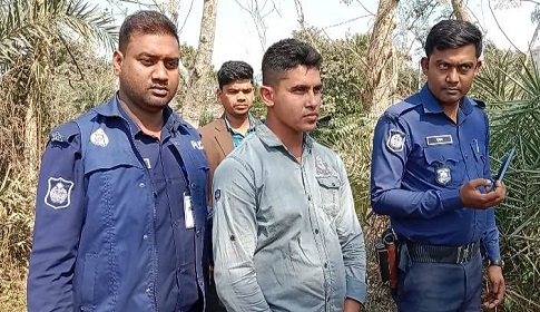 ভারতে পাচারকালে সাতক্ষীরায় ১৮টি সোনার বারসহ পাচারকারি গ্রেপ্তার
