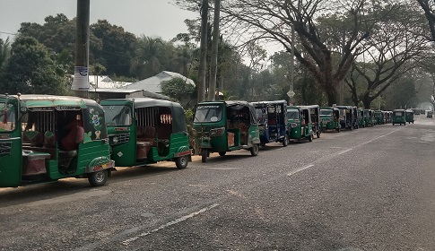 মৌলভীবাজারে গ্যাস নিতে এক কিলোমিটার দীর্ঘ সারি