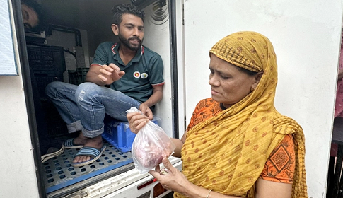 ছুটির দিনে সুলভমূল্যে দুধ-ডিম-মাংস বিক্রিতে সাড়া