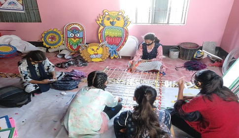 নীলফামারীতে মঙ্গল শোভাযাত্রার উপকরণ তৈরিতে ব্যস্ত একদল শিক্ষার্থী 