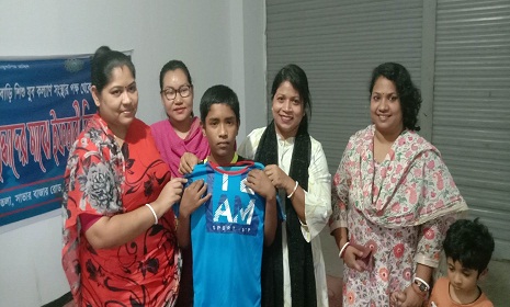 বাঁশ বাড়ী শিশু যুব কল্যাণ সংস্থার উদ্যোগে পথ শিশু ও বৃদ্ধাদের ইফতার ও বস্ত্র বিতরণ