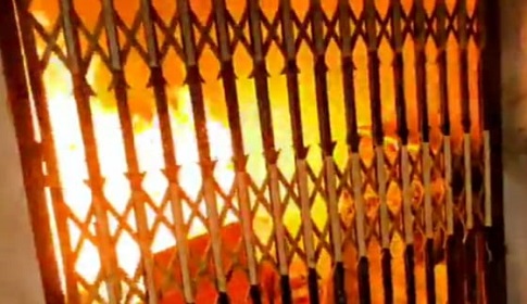ফরিদপুরে বারী প্লাজা মার্কেটের গোডাউনে আগুন
