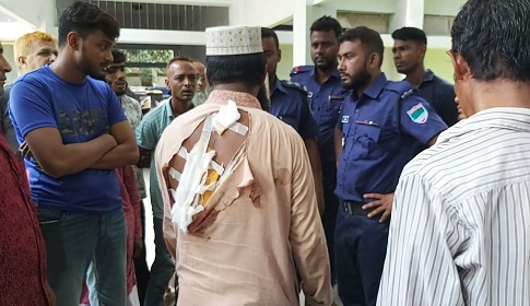 সাতক্ষীরা আদালতের বারান্দায় প্রতিপক্ষকে উপর্যুপরি ছুরিকাঘাত
