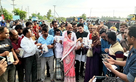 নায়ক শাকিল খান সরকারের উন্নয়ন চিত্র তুলে ধরে বিতরণ করলেন লিফলেট