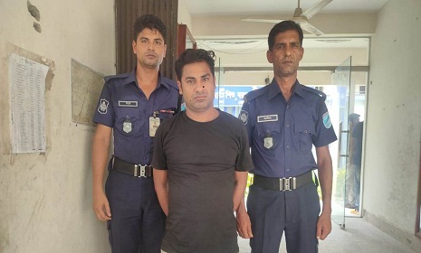 একাধিক মামলার পলাতক আসামি ওয়ান সুটার ও ইয়াবাসহ গ্রেফতার
