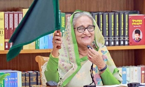 হুইসেল বাজিয়ে, পতাকা নেড়ে চিলাহাটি এক্সপ্রেসের উদ্বোধন করলেন প্রধানমন্ত্রী