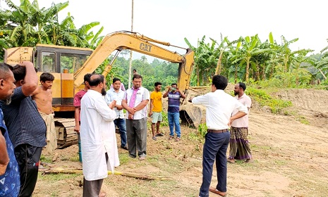 কুমার নদের পাড় থেকে মাটি কাটার দায়ে জরিমানা