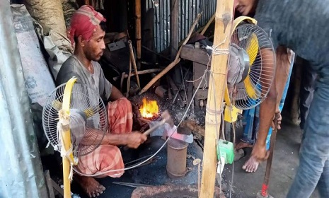 হাপারের টানে কয়লায় জ্বলছে আগুন, ব্যস্ত কামার শিল্পীরা