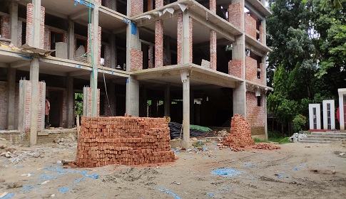 বদলগাছীতে নিম্নমানের ইট দিয়ে নির্মাণ হচ্ছে বঙ্গবন্ধু সরকারি কলেজের বহুতল ভবন