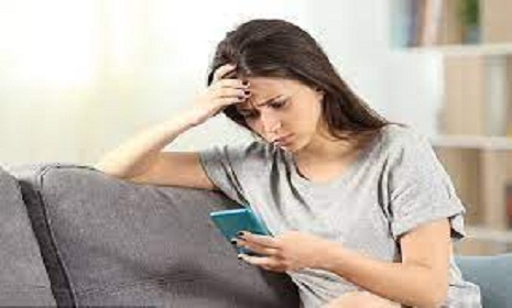 মোবাইল-ল্যাপটপে বেশি সময় কাটালে বাড়ে মন খারাপ