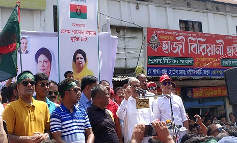 ‘নিজেরা বারবার বিদেশে গেলেও খালেদা জিয়াকে যেতে দিচ্ছে না’