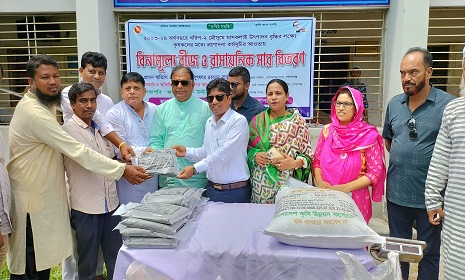 গোপালগঞ্জ সদর উপজেলায় ১৮০ কৃষক পেলেন প্রণোদনার বীজ সার