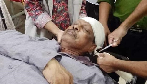 মোবাইলে কথা বলার জেরে ইউপি চেয়ারম্যানের মাথা ফাটালেন হোটেল মালিক