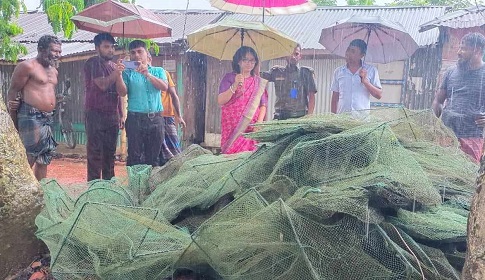 কালকিনিতে লক্ষাধিক টাকার অবৈধ চায়না দুয়ারী জাল পুড়িয়ে ধ্বংস